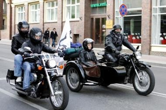 Motociklininkų uniformos sukėlė sąmyšį