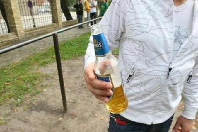 Pažeidimas: viešose vietose jaunimas alkoholinius gėrimus geria  nesislėpdamas.