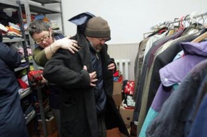 Skurstantieji būriais traukia į „Caritą“ dalyvauti rūbų loterijoje