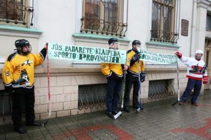 Ledo areną gynė lazdomis