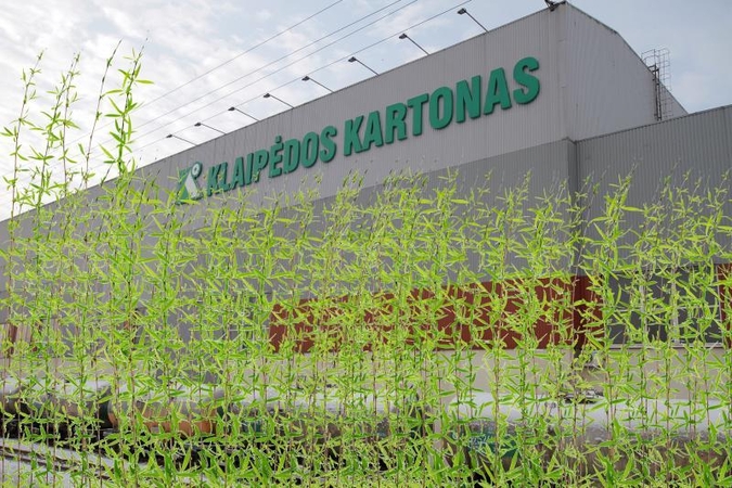Įlūžus grindims krautuvas prispaudė darbuotoją
