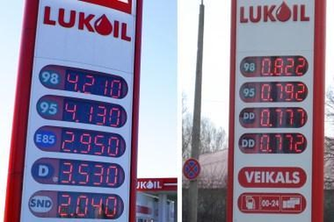Absurdas: Lietuvoje "Lukoil" tinklo degalinėse (kairėje) ir Latvijoje, Liepojos degalinėse benzino kainos skiriasi beveik 30 centų už litrą.