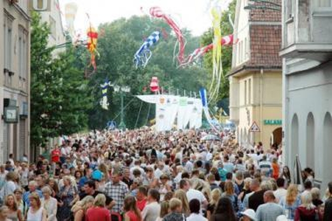 Naujovė: į įvairias miesto centro vietas plūstančią tūkstantinę minią bandys suvaldyti ir jos kryptis reguliuoti sustiprintos pareigūnų pajėgos.