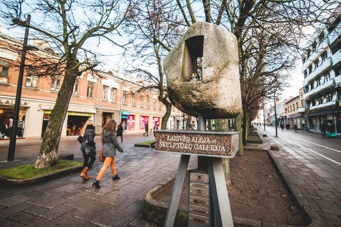Laisvės   alėją palieka   skulptorių      darbai
