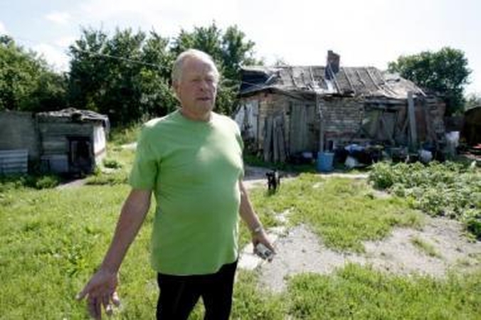 Nelaimė: buto netekęs A.Jasaitis jau daugiau nei šešerius metus glaudžiasi šioje sugriuvusioje sodyboje.