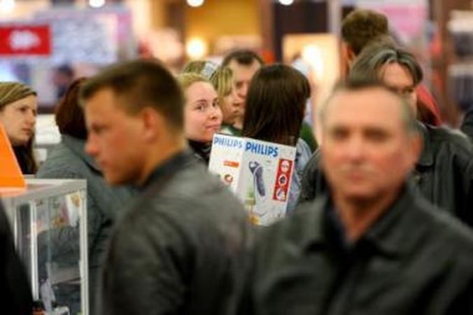 Lyderiai: didžiausios eilės vakar nusidriekė prie technikos  parduotuvės "Topo centras".