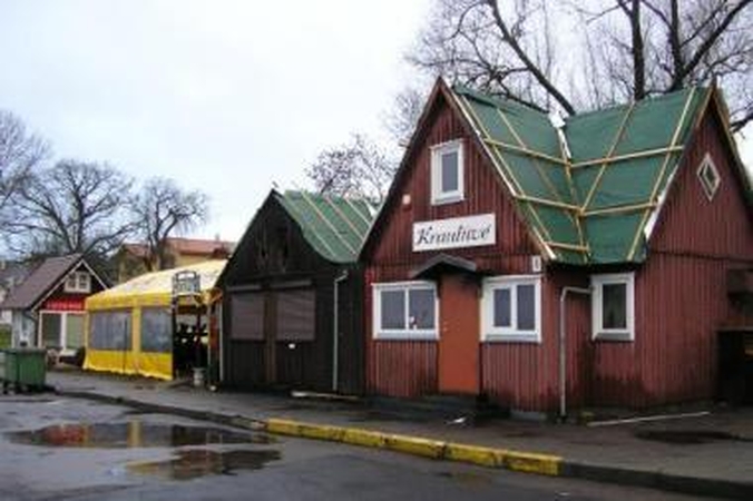 Laikinu pastatu vadinama parduotuvė Juodkrantės centre stovėjo penkiolika metų.