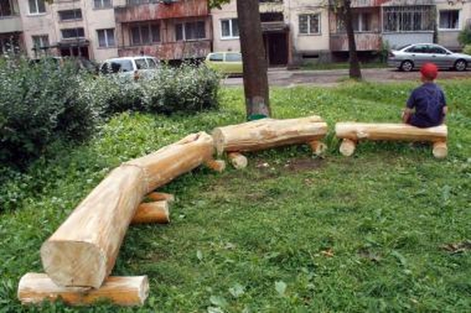 Iš nuvirtusių medžių – suoliukai vaikams