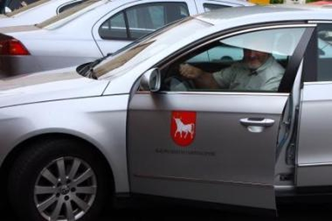 Nuspręsta: "VW Passat" automobiliai miesto vadovus vežios dar pusmetį.