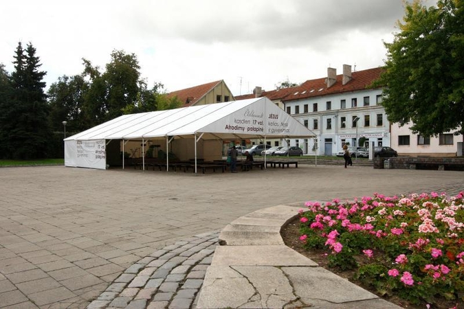 Aikštėje aidi pažadai gydyti sielą ir kūną