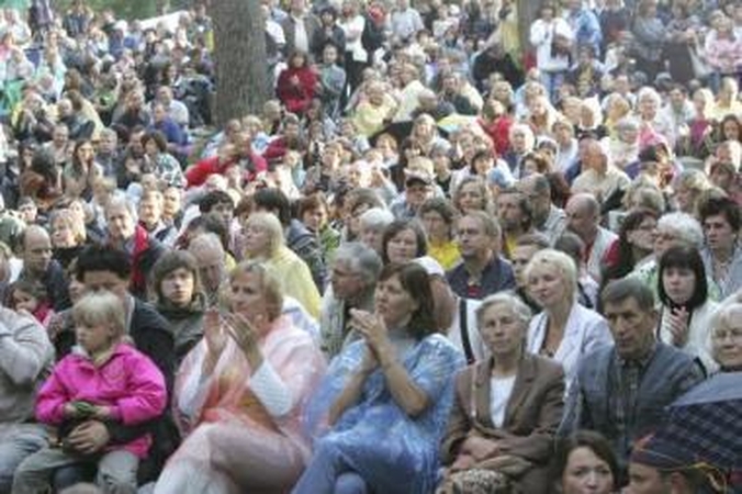 Skaičiai: neoficialiais duomenimis, šiemet "Akacijų alėja" sulaukė didžiausio dainuojamosios poezijos gerbėjų skaičiaus – šventėje galėjo dalyvauti apie 6 tūkst. klausytojų.
