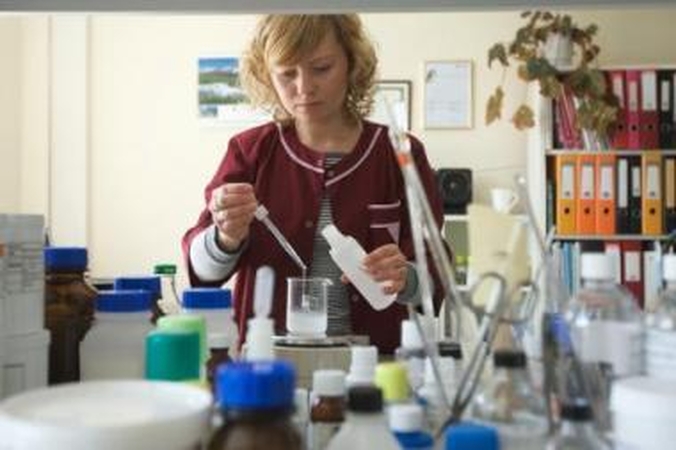 Kelias: laboratorijoje kol kas ieškoma geriausios ekologiškų produktų formulės, o parduotuvių lentynas kosmetika pasieks tik po metų.