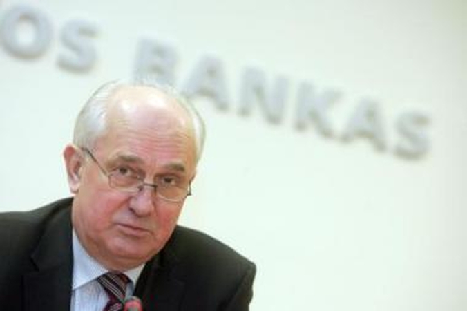 Paradoksas: nors Finansų ministerija Lietuvos banko vadovo algą siekia sumažinti net 27 proc., R.Šarkino įpėdinis uždirbs daugiau už savo pirmtaką.