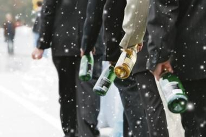 Pasiūla: Naujųjų metų naktį įsilinksminusiems vilniečiams alkoholio toli ieškoti nereikės.