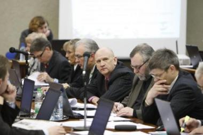 Išmokos šildo politikus