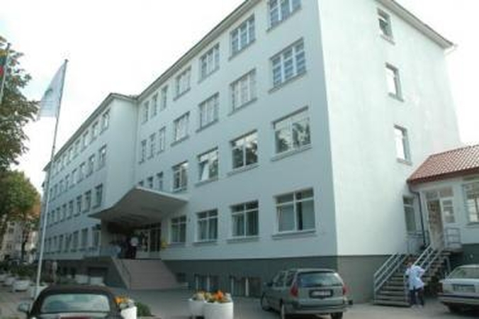 Sunkmetis šienauja medikų atlyginimus