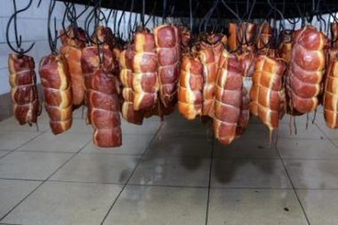 Populiarėja: daugėja žmonių, grįžtančių prie senųjų tradicijų – įvairius mėsos gaminius išsirūkyti patiems. Tokie gaminiai ne tik skanesni ir sveikesni, bet ir atsieina gerokai...