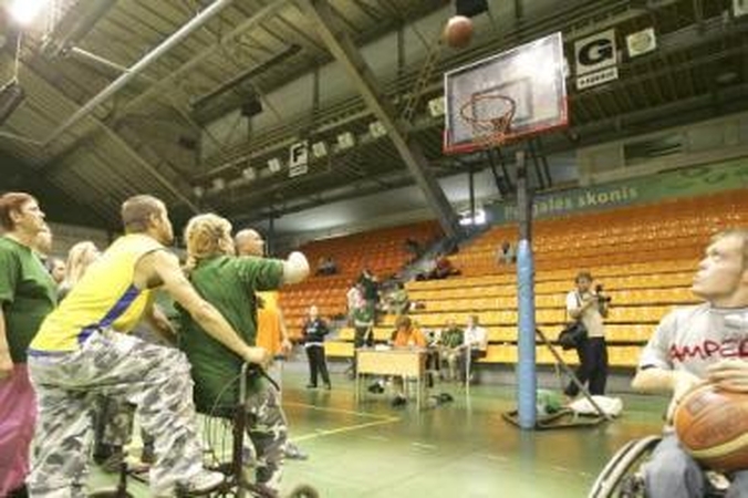 Susitiko: neįgaliųjų žaidynės tapo proga ne tik įrodyti sportinį pranašumą, bet ir pabendrauti su seniai matytais bičiuliais.