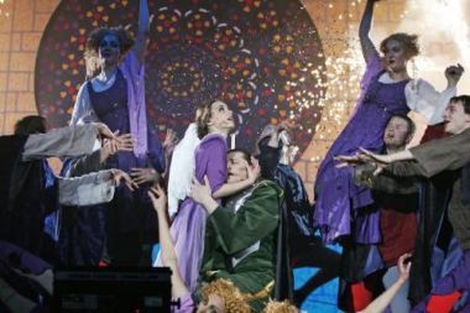 Akcentas: besibaigiančio teatrų festivalio žiūrovai desertui galės pasimėgauti populiariu miuziklu "Paryžiaus katedra."