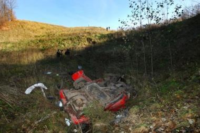 Padariniai: pamišėliškas greitis ir mirtinas skrydis nuo skardžio pareikalavo dviejų žmonių gyvybės.
