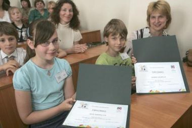 Pagerbė: jaunieji studentai apdovanoti  KTU Vaikų universiteto diplomais.