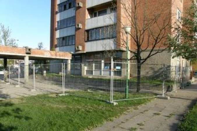 Darbai: pavojų praeiviams kėlusio Taikos pr. 107 namo remontas truks apie mėnesį.