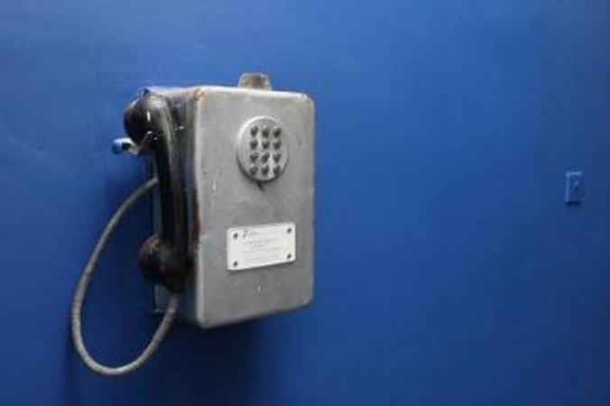 Relikvija: ne taip seniai naudotas monetinis telefonas-automatas patalpų nuomininkams irgi kelia nostalgiją.