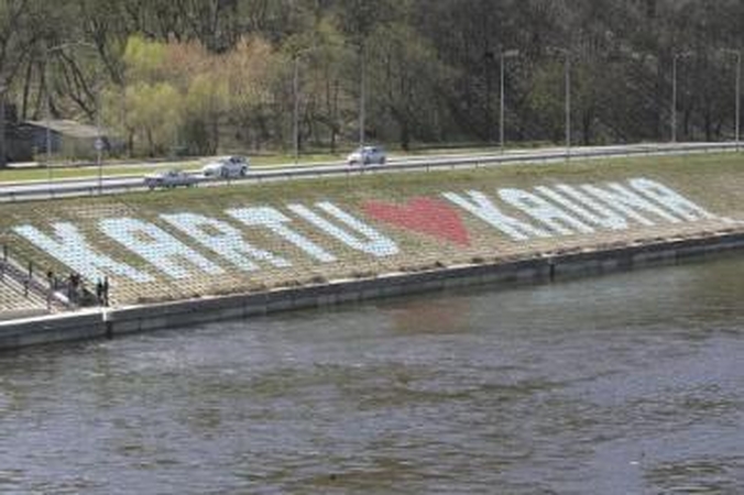 Dekoracija: KTU studentai tikisi, kad užrašas Nemuno krantinę puoš kur kas ilgiau nei trapūs gėlių žiedai.