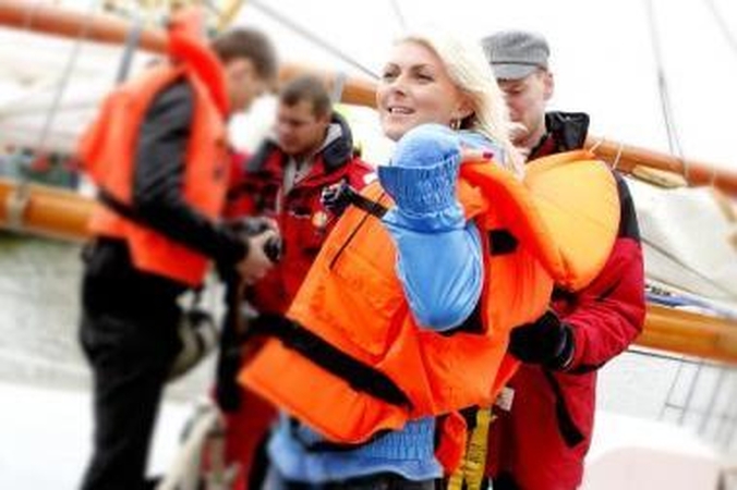 Saugi: nors į jūra ir neplaukė, E.Jackaitė vis dėlto pasimatavo gelbėjimosi liemenę.