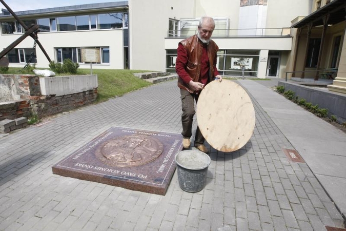 Mirusiems žodžiams – Bosų šeimos globa   