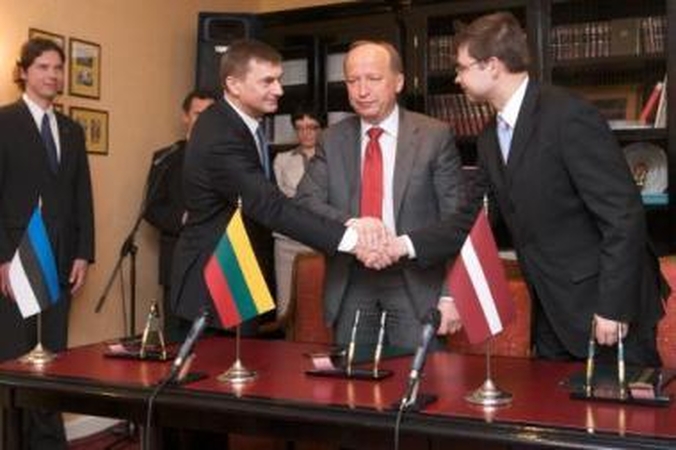 Pasiekimas: po kelerius metus trukusių ginčų vakar Vilniuje trijų Baltijos valstybių premjerų – A.Ansipo (pirmas iš kairės), A.Kubiliaus ir V.Dombrovskio – pasirašytoje deklaracijoje...