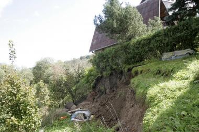 Kaina: namus šlaituose supa patraukli aplinka, tačiau pavojų kelia nuošliaužos.