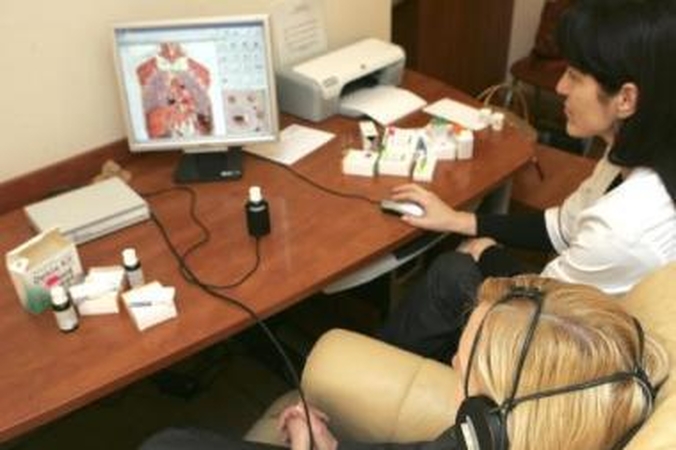 Tyrimas: "Natura munda" šeimos gydytoja homeopatė Irmantė Bubnienė pacientei konsultuoti pasitelkia kompiuterinę "Metatron" aparatūrą.