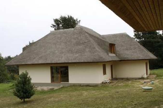 Šiaudų name: molio asla, natūrali derva ir pigesnis šildymas