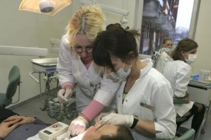 Dėmesys: prie vieno paciento – du studentai ir įdėmiai jų veiksmus stebinti dėstytoja S.Leonavičienė.