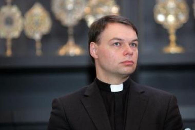 Prasmė: kunigas Robertas primena, kad Kalėdos nėra žiburėliai ar lūžtantis stalas, o Jėzaus atėjimas į mūsų žmogiškąją istoriją.