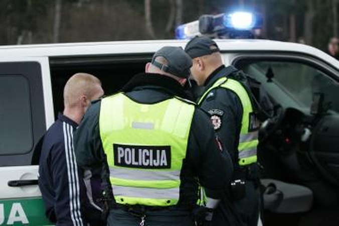 Konfliktas: patriotiškai nusiteikę jaunuoliai piktinosi, kad policininkai neskiria lietuvių senovėje naudotų saulės ženklų nuo nacistinių svastikų.