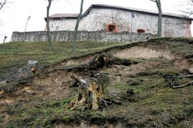 Pavojus: vandens paplauti Gedimino kalno šlaitai grasina bet kurią dieną nuslinkti.