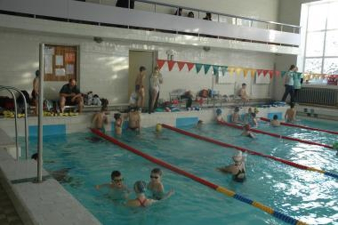 Privalomas plaukimas – smūgis mokykloms