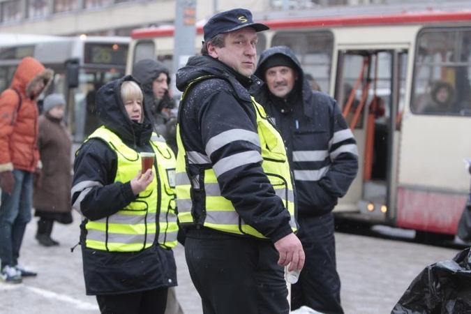 Kiek kalbų moka Vilniaus viešojo transporto kontrolieriai?
