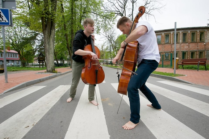 Klaipėdos autobusų stotyje skambės violončelių muzikos garsai 