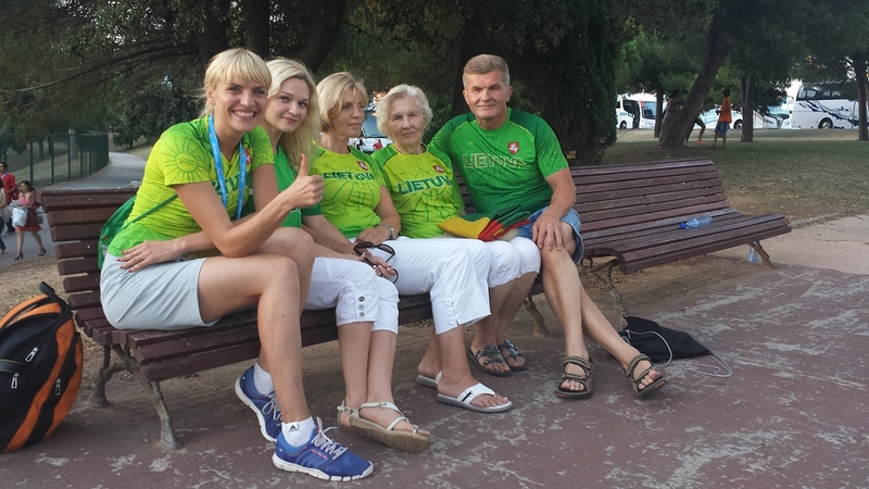 V. Musvydaitė Pasaulio plaukimo čempionatą stebi su R. Meilutytės šeima