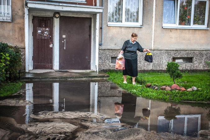 Sprogęs vamzdynas užtvindė daugiabučių kiemą