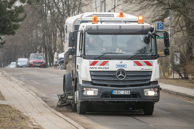 Pavasarinė švara: sostinės gatves valo net 20 specialių mašinų