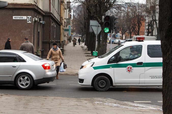 Automobilis partrenkė 60-metę pėsčiąją  